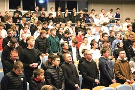 Grupom towarzyszyli księża opiekunowie. Nie zabrakło podziękowań  ani też modlitwy za nich.