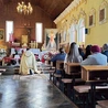 Modlitwa i skupienie przed Miłosiernym w Gromadzicach.
