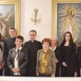 Ks. proboszcz Daniel Bubula z ks. Jakubem Maciaszkiem i parafiankami zaangażowanymi w różne grupy duszpasterskie. Od początku patronują im Maryja z Murowianki i św. Jan Nepomucen.