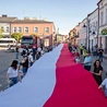 W Skierniewicach mieszkańcy ponieśli flagę, która w tym roku miała aż 475 m długości.