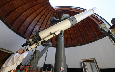 Tęsknota zapisana w gwiazdach: Leon XIV o Bogu i astronomii