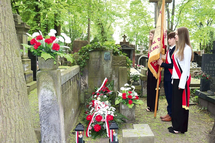 Młode pokolenie uczciło na warszawskich Powązkach wybitnego polskiego historyka rodem z niedzborskiej parafii.