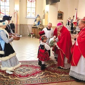 W jubileuszowej Eucharystii uczestniczyli przedstawiciele władz, służb mundurowych, członkowie Katolickiego Domu Kultury „ARKA” oraz parafianie.