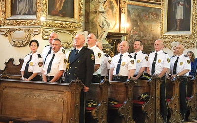 Wspólnie modlono się  za funkcjona- riuszy.