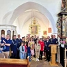 Wspólne zdjęcie ofiarodawczyni ze strażakami i proboszczem.