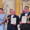 Duchowny łączy posługę duszpasterską z pomocą potrzebującym, rozwijając dzieła Caritas, hospicjum i inicjatywy społeczne w Wałbrzychu.