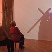 Jedna ze scen przygotowanego przez młodzież teatru cieni. 
