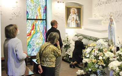 Wciąż rośnie liczba czcicieli o. Stanisława i pielgrzymów odwiedzających to miejsce.
