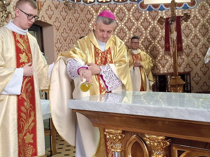 Centralnym momentem liturgii było namaszczenie ołtarza krzyżmem świętym.