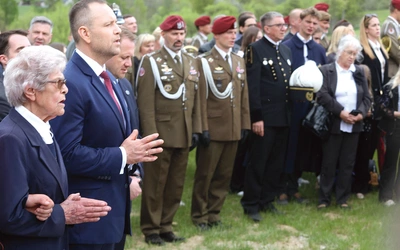 W kondukcie na cmentarz wojenny prezydent Nawrocki szedł wraz z córką „Bartka” – Alicją. 