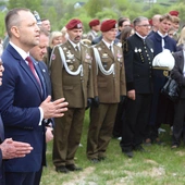 W kondukcie na cmentarz wojenny prezydent Nawrocki szedł wraz z córką „Bartka” – Alicją. 