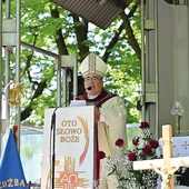 Słowo Boże wygłosił nuncjusz apostolski w Polsce.