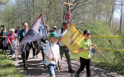 Pielgrzymi  ze Słupska tuż przed Koszalinem w miejscowości Kłos. Mimo ostrego słońca i najbardziej wymagającej trasy humory i pątniczy duch ich nie opuszczały – ze śpiewem wspięli się  na szczyt Góry Chełmskiej.