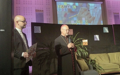 Bp Sławomir Oder i ks. Marcin Paś podczas inauguracji FM w Centrum Edukacyjnym im. św. Jana Pawła II w Gliwicach.  