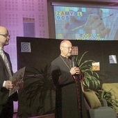 Bp Sławomir Oder i ks. Marcin Paś podczas inauguracji FM w Centrum Edukacyjnym im. św. Jana Pawła II w Gliwicach.  