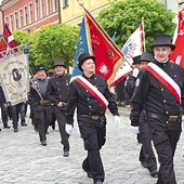 Po Liturgii sprzed katedry wyruszyła parada,  z długim sznurem pocztów sztandarowych,  przy dźwiękach orkiestry policyjnej.
