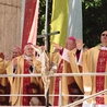– Musicie być mocni mocą miłości, która jest potężniejsza niż śmierć – mówił kardynał, a biskupi modlili się nad uczestnikami Mszy. 