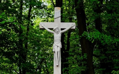 Zabytkowy krzyż z rzeźbą odnowione