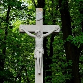 Zabytkowy krzyż z rzeźbą odnowione