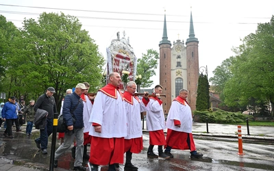 Deszcz i feretron - z Oliwy po raz 358. wyruszyła pielgrzymka do "kaszubskiej Jerozolimy"