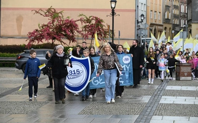 "Wypływamy na głębię". Świdniccy uczniowie przeszli ulicami w hołdzie Janowi Pawłowi II