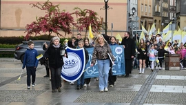 „Wypływamy na głębię”. Świdniccy uczniowie przeszli ulicami w hołdzie Janowi Pawłowi II