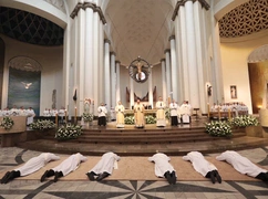 Abp Przybylski do neoprezbiterów: Święcenia przyjmujecie na kolanach, bo tylko tak można przyjąć Boga i zrozumieć Kościół