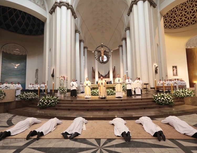 Abp Przybylski do neoprezbiterów: Święcenia przyjmujecie na kolanach, bo tylko tak można przyjąć Boga i zrozumieć Kościół