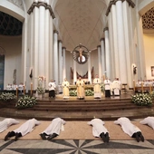 Abp Przybylski do neoprezbiterów: Święcenia przyjmujecie na kolanach, bo tylko tak można przyjąć Boga i zrozumieć Kościół