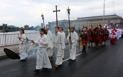 Przeszli przez miasto z radością świętując 800 lat istnienia