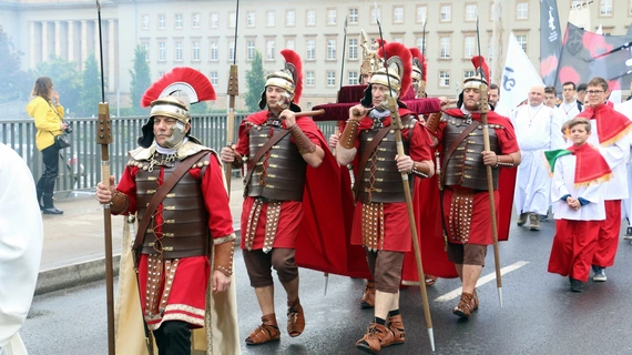 Procesja z parafii pw. św. Maurycego i dominikańskiego kościoła św. Wojciecha do archikatedry wrocławskiej
