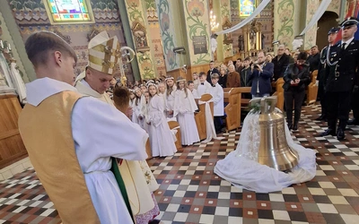 Wieprz. Nowe witraże i dzwon na zakończenie jubileuszu
