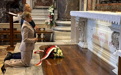 W rocznicę urodzin Jana Pawła II Nawrocki modlił się przy grobie Papieża Polaka