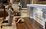 W rocznicę urodzin Jana Pawła II Nawrocki modlił się przy grobie Papieża Polaka