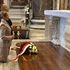 W rocznicę urodzin Jana Pawła II Nawrocki modlił się przy grobie Papieża Polaka