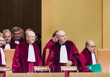 Czy powinniśmy wykonywać wyroki europejskich trybunałów?