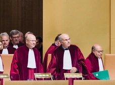 Czy powinniśmy wykonywać wyroki europejskich trybunałów?