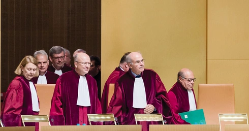 Czy powinniśmy wykonywać wyroki europejskich trybunałów?