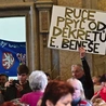 Na dziedzińcu ratusza mieszkańcy Brna protestowali przeciwko planom zorganizowania w ich mieście kongresu Niemców sudeckich. Na jednym z transparentów wypisano hasło: „Ręce precz od dekretów E. Beneša”.