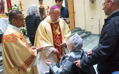 Bp Oder udziela sakramentu namaszczenia chorych.