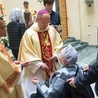 Bp Oder udziela sakramentu namaszczenia chorych.