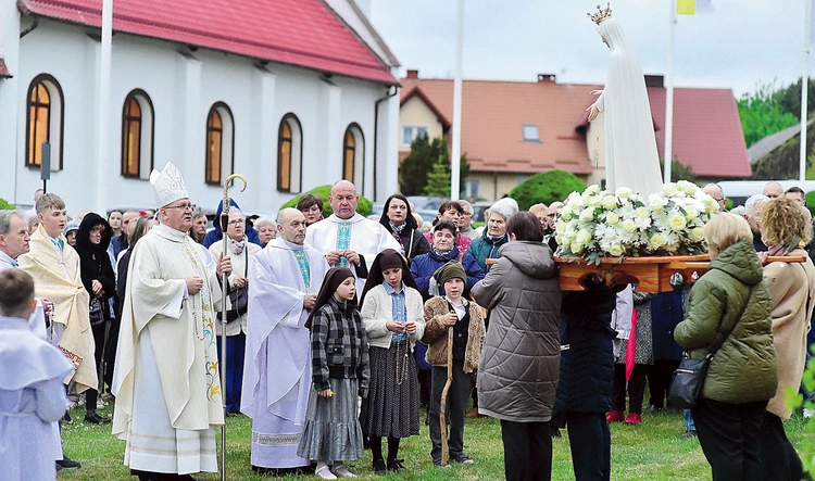 Pierwsze nabożeństwo fatimskie odprawiono tu  13 maja 1996 r.