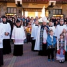  Po Eucharystii ulicami osiedla przeszła procesja różańcowa.