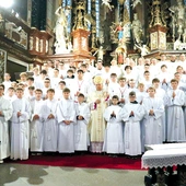 Nowo ustanowieni lektorzy wraz z duchowymi opiekunami i biskupem pomocniczym  po zakończeniu liturgii.