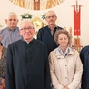 Proboszcz  ks. Kazimierz Świętek  z organistą  i grupą parafian reprezentujących radę parafialną, Caritas i tutejsze inicjatywy modlitewne. 