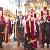 Ks. prał. Władysław  Pasiut  otrzymał  podczas inwestytury  złoty krzyż zasługi, przyznany  przez Wielkiego Mistrza Ireneusza von Vowie,  za szczególne zasługi dla rozwoju konfraterni.