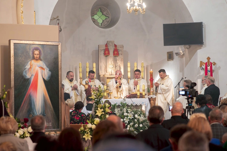  Parafianie w Grzegorzowicach gromadzili się na Eucharystii i czuwaniu. 