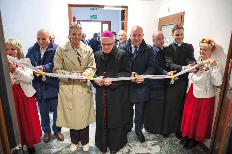 Ośrodek otworzyli m.in. bp Krzysztof Nitkiewicz, prezydent miasta Artur Łakomiec, starosta ostrowiecki Agnieszka Rogalińska.