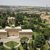 Okazały pałac widoczny na pierwszym planie jest siedzibą Gubernatoratu Państwa Watykańskiego, który zajmuje się administrowaniem Watykanem. Przed budynkiem znajduje się wykonany z kwiatów herb aktualnego papieża.