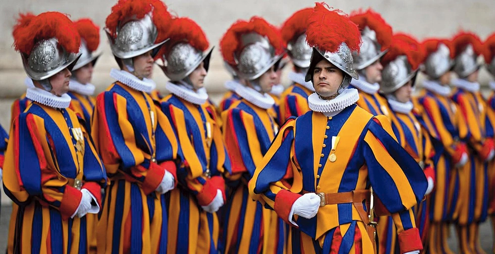 Barwne mundury Gwardii Szwajcarskiej nawiązują do uniformów, w jakich w 1506 r. przybyli do Rzymu pierwsi gwardziści. Zostały zaprojektowane przez byłego komendanta Gwardii w 1914 r.